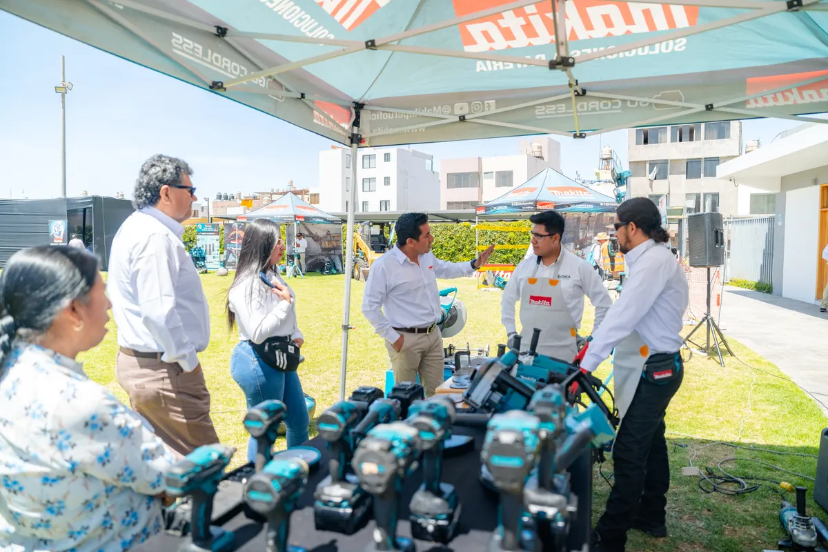 Clientes probando herramientas en el stand durante la activación