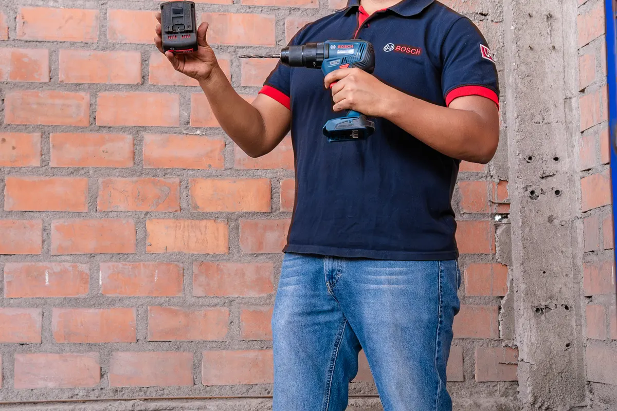 Demostración de un atornillador Bosch a batería en obra
